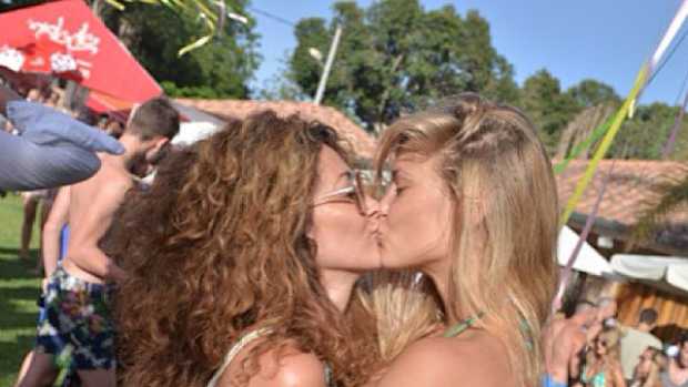 bar-kiss-600.jpg